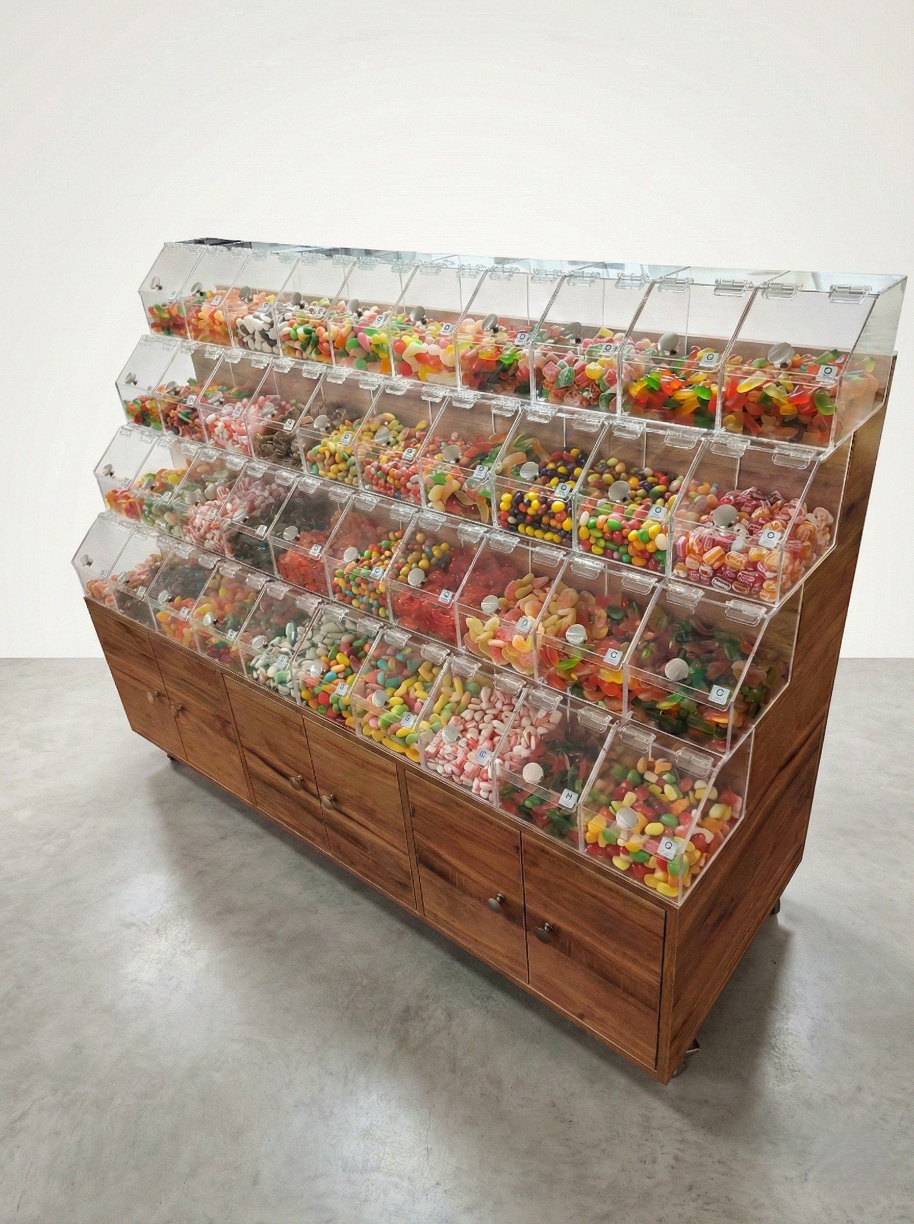 ארון תצוגה מעץ איכותי עם תאי אחסון תחתונים, הכולל מערך מדורג של 50 קופסאות פרספקס שקופות לממתקים בתפזורת. עמדת מכירה מרכזית ומרשימה לחנויות ממתקים, פיצוחים ובתי טבע ארון תצוגה מעץ איכותי עם תאי אחסון תחתונים, הכולל מערך מדורג של 50 קופסאות פרספקס שקופות לממתקים בתפזורת. עמדת מכירה מרכזית ומרשימה לחנויות ממתקים, פיצוחים ובתי טבע