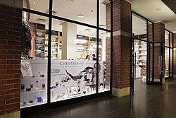 במת פרספקס לתצוגת מוצרים בחלון ראווה במת פרספקס לתצוגת מוצרים בחלון ראווה