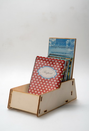 סטנד עץ שולחני לדרכונים סטנד עץ שולחני לדרכונים