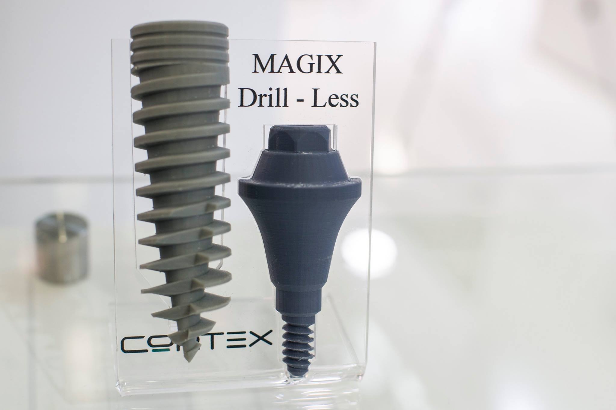 שיפוע להצגה נוחה: המעמד מאפשר הצגת מוצרים בזווית נוחה לצפייה , לוגו מודפס: מספק מראה מותאם אישית ומקצועי להגברת החשיפה למותג., ייצור בהתאמה אישית: ניתן להתאים את הסטנד לפי צורכי הלקוח, מה שמבטיח התאמה מושלמת לצרכים העסקיים. שיפוע להצגה נוחה: המעמד מאפשר הצגת מוצרים בזווית נוחה לצפייה , לוגו מודפס: מספק מראה מותאם אישית ומקצועי להגברת החשיפה למותג., ייצור בהתאמה אישית: ניתן להתאים את הסטנד לפי צורכי הלקוח, מה שמבטיח התאמה מושלמת לצרכים העסקיים.