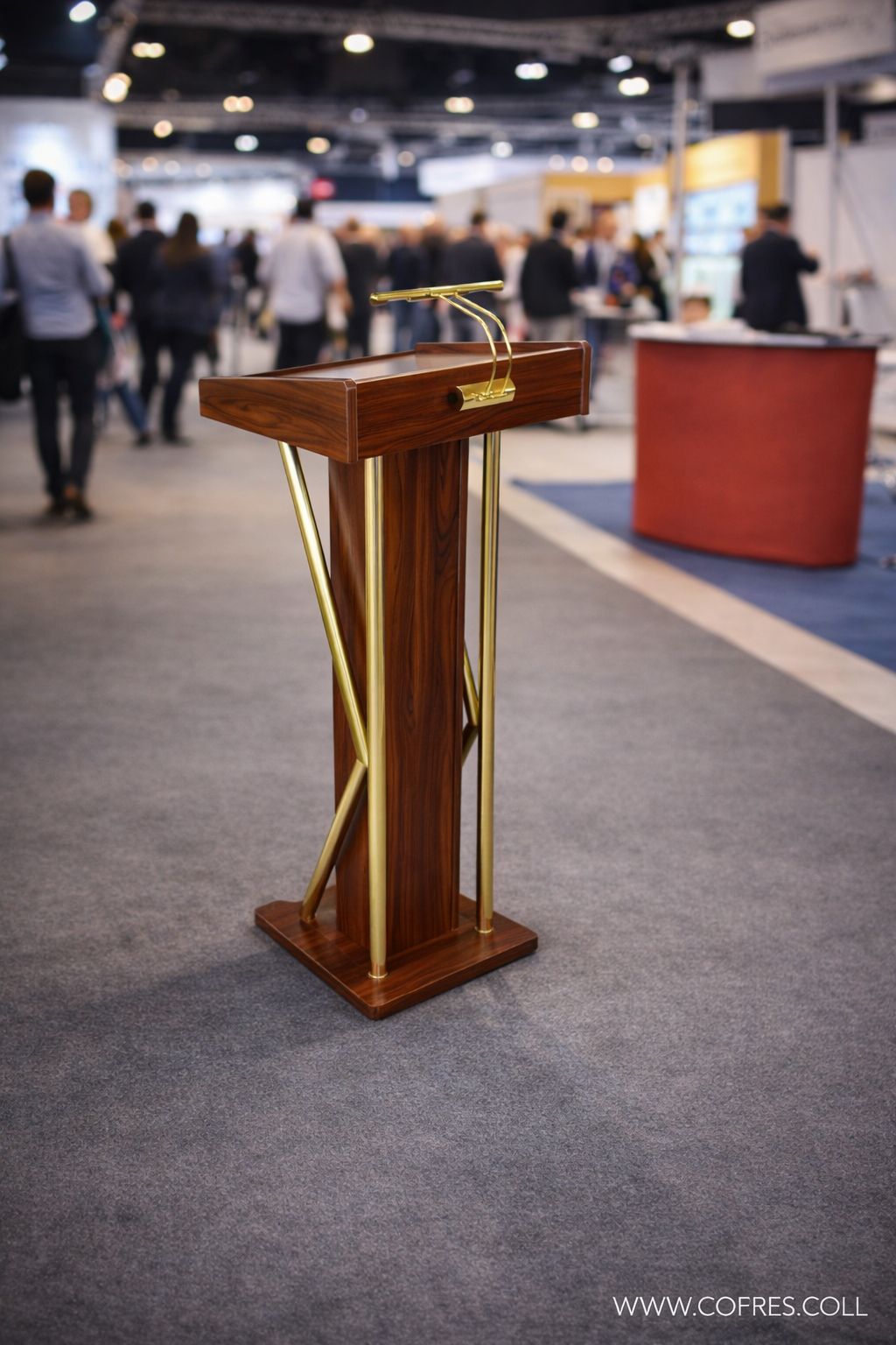 דוכן נואמים יוקרתי בגימור אגוז עם עמודי מתכת מוזהבים ותאורת קריאה מובנית על משטח עליון רחב דוכן נואמים יוקרתי בגימור אגוז עם עמודי מתכת מוזהבים ותאורת קריאה מובנית על משטח עליון רחב