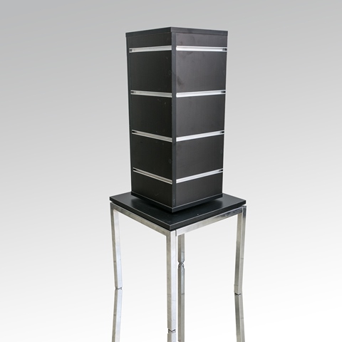 סטנד חריצים שולחני מסתובב המשמש כמתקן תצוגה קומפקטי לדלפק מכירה, קופות ודוכנים סטנד חריצים שולחני מסתובב המשמש כמתקן תצוגה קומפקטי לדלפק מכירה, קופות ודוכנים