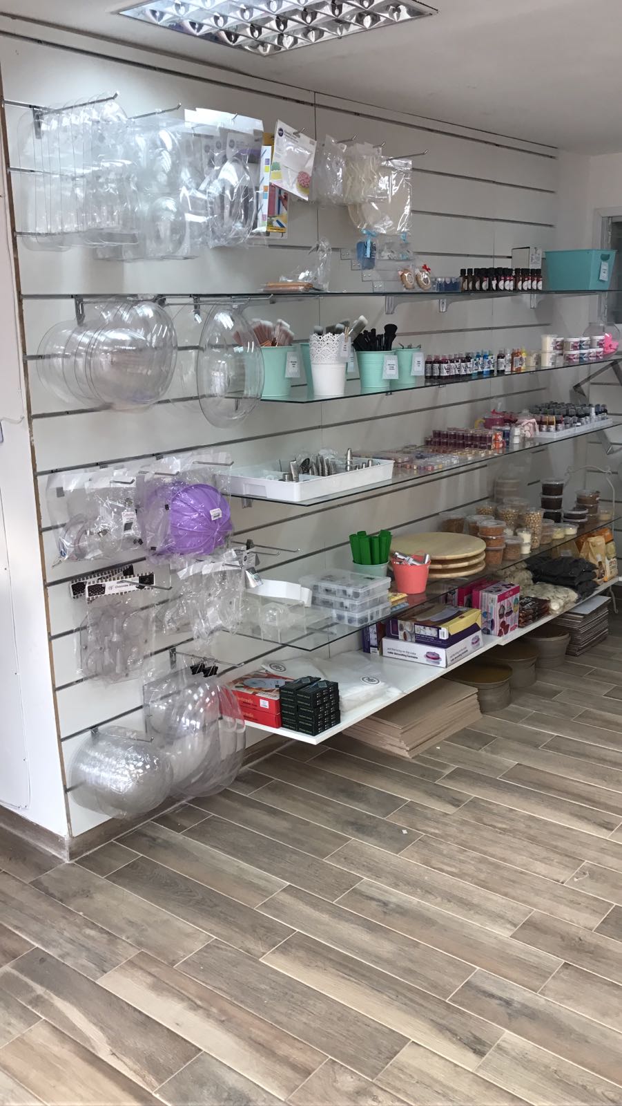 קיר חריצים לתליית מוצרים בחנויות סלולר וציוד היקפי קיר חריצים לתליית מוצרים בחנויות סלולר וציוד היקפי