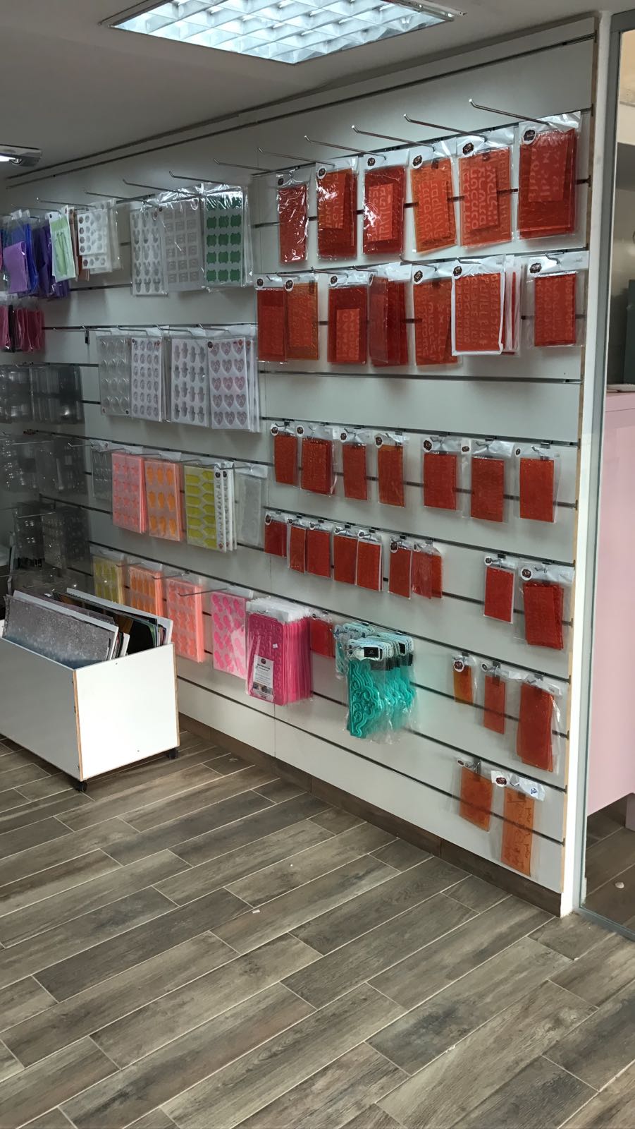 קירות עץ מחורצים לתליית מוצרים בחנויות סלולר וציוד היקפי קירות עץ מחורצים לתליית מוצרים בחנויות סלולר וציוד היקפי