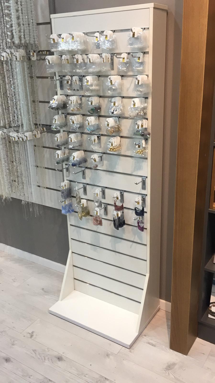 סטנד לוח חריצים 60/170 לתליית מוצרים בחנויות סטנד לוח חריצים 60/170 לתליית מוצרים בחנויות