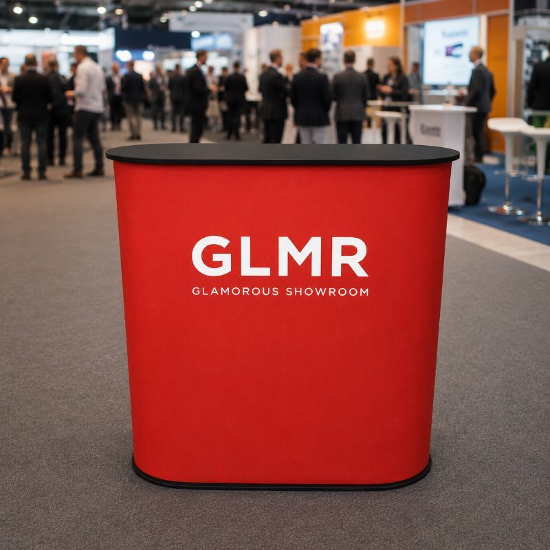 דלפק תצוגה אדום ממותג GLMR בכנס הומה אדם עם קהל ומציגים ברקע דלפק תצוגה אדום ממותג GLMR בכנס הומה אדם עם קהל ומציגים ברקע