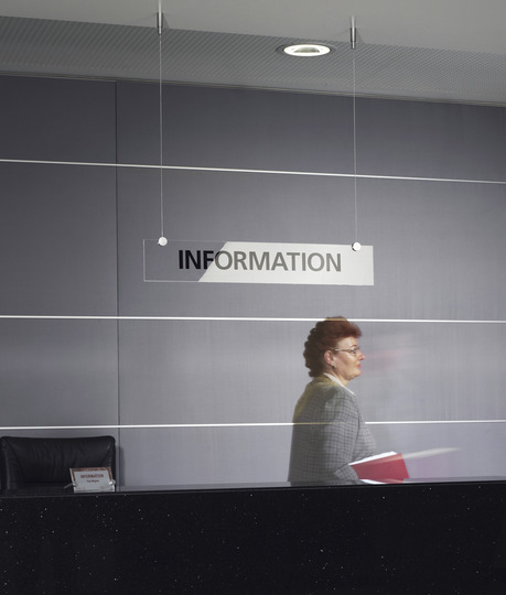 שלט הכוונה תלוי מהתקרה לעמדת קבלה או לובי משרדים שלט הכוונה תלוי מהתקרה לעמדת קבלה או לובי משרדים