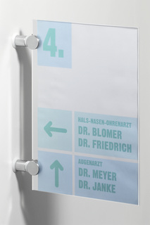 שלט דגל פנימי דגם E98 בגודל A4 המותקן בניצב לקיר להכוונה משרדית מקצועית ויוקרתית. שלט דגל פנימי דגם E98 בגודל A4 המותקן בניצב לקיר להכוונה משרדית מקצועית ויוקרתית.